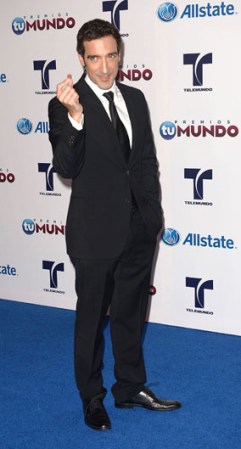 Alberto "Mala Suerte" Mateo lució un tradicional y elegante traje negro.