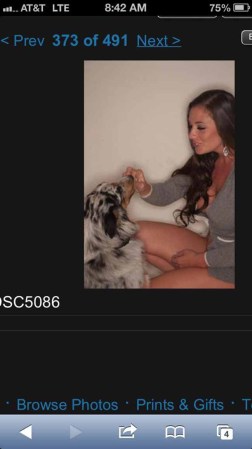 Victoria Valentine James tuvo que renunciar a ser maestra de inglés debido a que se dieron a conocer sus fotos picantes en internet. Y ahora vende sus encantos al desnudo.