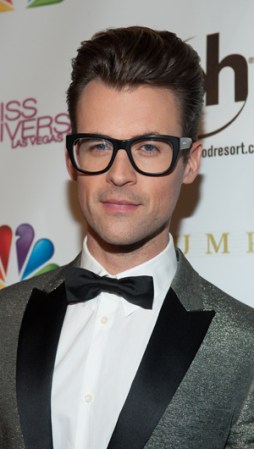 Y por supuesto, unos anteojos tipo nerd para completar el look.