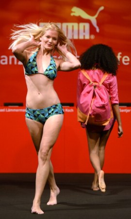 Si deseas parecer más alta con tu bikini es importante que el traje de baño sea de tu talla.