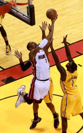 MIAMI, FL - MAY 22: El Heat de Miami derrota espectacularmente a los Peacers de Indiana en tiempo extra 103-102 con soberbia canasta de Lebron James.