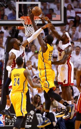 MIAMI, FL - MAY 22: El Heat de Miami derrota espectacularmente a los Peacers de Indiana en tiempo extra 103-102 con soberbia canasta de Lebron James.