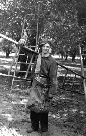 Recolector de naranjas, con sus instrumentos de trabajo en el Condado de Polk, Florida, 1937.