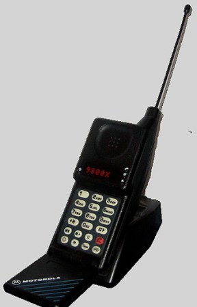 En 1989 el Motorola MicroTAC 9800X no tenía nada de “Micro” pero fue el primer diseño que se doblaba sobre el teclado “flip phone”.