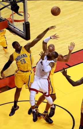 MIAMI, FL - MAY 22: El Heat de Miami derrota espectacularmente a los Peacers de Indiana en tiempo extra 103-102 con soberbia canasta de Lebron James.