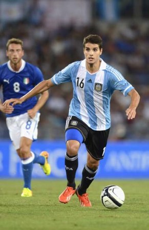 Erik Lamela, de Argentina, juega para el Tottenham.