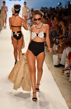 Una modelo presenta una creación de traje de baño de la diseñadora de moda Nicolita durante la Semana de la Moda Mercedes-Benz Swim 2014 en el hotel Raleigh, Miami Beach.