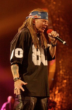 W. Axl Rose. Cantante líder, y dueño legal del nombre de la banda Guns'n'Roses. Famoso por sus desplantes artísticos y por sus diversos tatuajes.