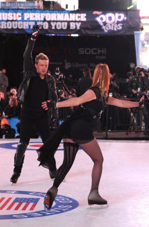 En la image, los patinadores Denis Petukhov (izquierda) y Melissa Gregory.