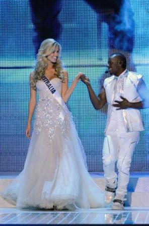 Miss Australia, Renae Ayris, escoltada por el artista Timomatic