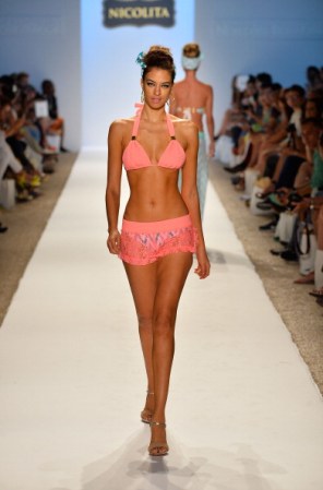 Una modelo presenta una creación de traje de baño de la diseñadora de moda Nicolita durante la Semana de la Moda Mercedes-Benz Swim 2014 en el hotel Raleigh, Miami Beach.