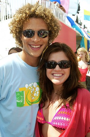 Kelly Clarkson y Justin Guarini posan para la foto en Miami Beach, Florida.