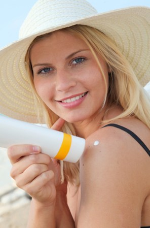 Protector solar<br />Hay una realidad: no puedes vivir sin él. Busca uno con factor de protección 15 y aplícalo en todo el cuerpo y rostro antes de salir de casa. Los expertos recomiendan volver a aplicar hacia la mitad del día. Si vas a exponerte al sol y vas a estar en contacto con el agua, debes volver a aplicar cada una hora, y tal vez usar un factor 30 o mayor.