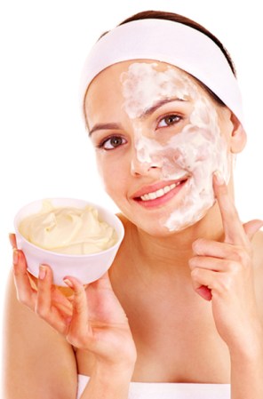 Crema exfoliante<br />Usarla semanalmente ayuda a eliminar las células muertas que opacan el brillo de tu piel. Prueba las que contienen aceites y esencias nutritivas, y si tienes la piel sensible, busca la de grumos finos.