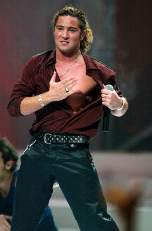 2004.- David Bisbal canta con el corazón.