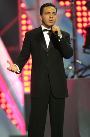 2005.- Cristian Castro, impecable y armónico, seduce desde el escenario.