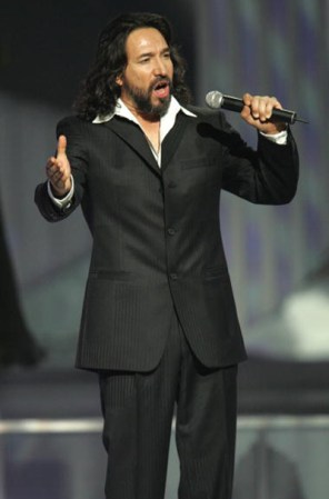 2005.- Marco Antonio Solis ya no se arrepiente de ser un aguafiestas todos estos años y se redime con shows apasionantes.