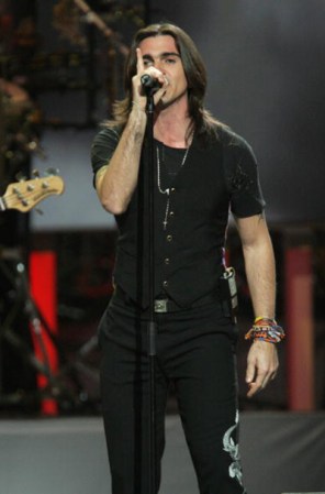 Juanes seduce desde el escenario.