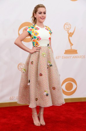 La joven actriz Kiernan Shipka eligió un vestido en color beige y rosa pálido decorado con flores de varios colores. Muy primaveral para esta época del año, ¿no creen?