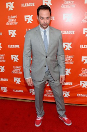 Al parecer el escritor y actor Nick Kroll ha olvidado por completo que cuando uno lleva traje lo apropiado y lucidor son unos zapatos de vestir y no tenis.