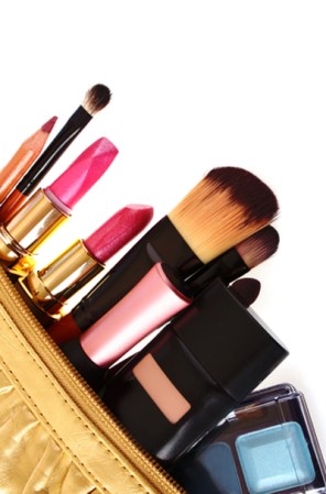 Kit de maquillaje de emergencia<br /> Tenlo a mano siempre y para ganar tiempo en cualquier emergencia. Pequeño y discreto, debe incluir: polvo suelto, rubor (para usar en los pómulos y como sombra), lápiz o delineador de ojos, labial color neutro y máscara de pestañas.