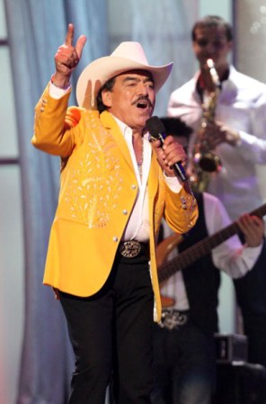 Joan Sebastian, ídolo incuestionable, muestra su grandeza en cada show.