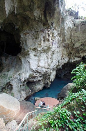 Ubicado en el municipio de Santo Domingo Este, el Parque Nacional Los Tres Ojos consiste en una cueva que esconde un bellísimo lago.