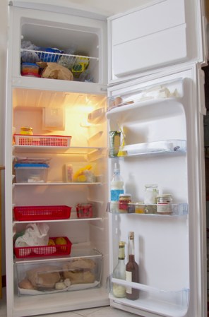 Lo principal es mantener el refrigerador y el freezer cerrado. Si los abres continuamente los alimentos se echarán a perder más rápido sin darte tiempo a prepararte. Por eso, ábrela una vez, toma nota de todo lo que hay dentro y planifica: qué deberás tirar, qué puedes cocinar y qué otra cosa almacenarás.