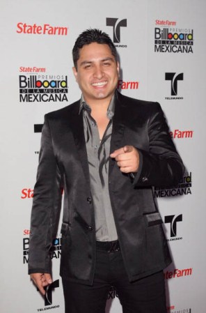 No sólo la música hace de Julión Álvarez uno de los favoritos; sus fanáticas aseguran que él es el más lindo. ¿Se llevará el Premio Billboard de la música mexicana a "Artista del año"?