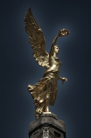 El Ángel de la Libertad, siempre altivo en la Ciudad de México, recuerda permanentemente que la autonomía se construye y mantiene a diario.