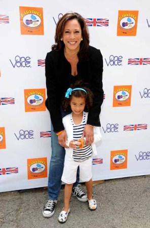 El piropo desató la polémica y numerosas críticas en las redes sociales. En la foto: Kamala Harris cuando asistió a un evento benéfico en Beverly Hills en 2011.