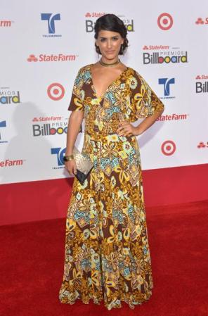 Liz Gallardo <br /><br />Estampado más dorado fue la fórmula que escogió Gallardo en un vestido largo, de líneas sueltas con gran caída. Accesorios dorados en metal rígido, una de las tendencias del verano 2012.