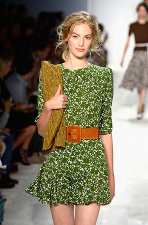 Estampados con flores y vestidos extra-cortos.