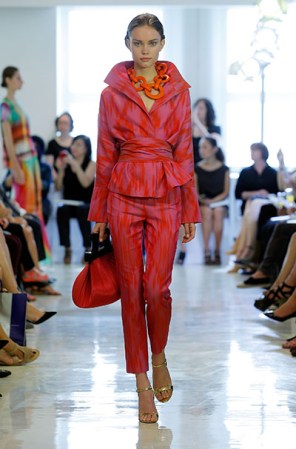 Puedes provocar con algunos toques básicos. Este diseño de estilo japonés logra la sensualidad con el cinto en la cintura.