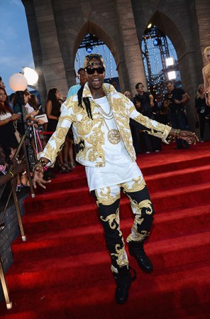 2 Chainz posa con estilo en la escalinata de el gran evento de los MTV.