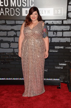 Mary Lambert tampoco se perdió el gran evento de los MTV y posó en la alfombra roja.