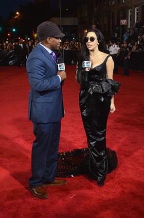 Lady Gaga es entrevistada en la alfombra roja de los MTV Video Awards 2013.