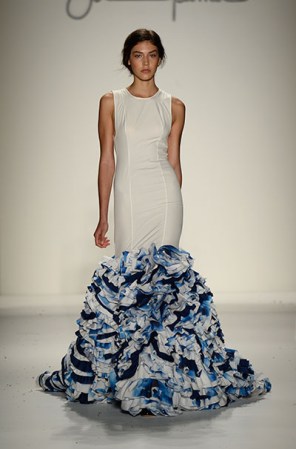 Un vestido muy ajustado con volados azules que emulan el papel mashé y los tradicionales diseños cariocas. Un look ideal para salir a bailar por la noche.