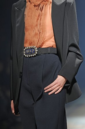 Los pantalones de tiro alto son otro de los básicos para este otoño, que recupera el el toque masculino pero acomodado a las formas de la mujer.