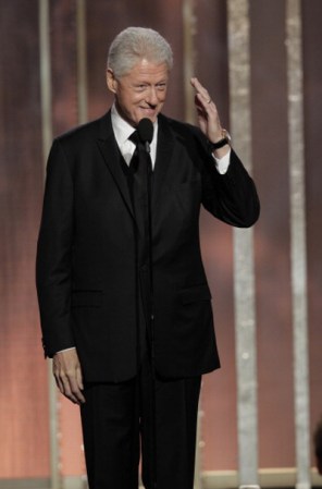 Un momento remarcable: el ex presidente Bill Clinton aparece en el escenario. El público lo ovaciona de pie. Viene a presentar “Lincoln”, nominada a Mejor Película, Drama.