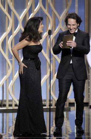 Un momento insólito sucedió cuando Salma Hayek y Paul Rudd aparecieron para presentar a los nominados a Mejor Actor en una serie de TV o Drama. En el monitor no aparecieron sus palabras y tuvieron que permanecer en silencio, incómodos, sin saber qué hacer, durante largos segundos.
