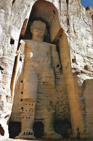 Los ataques también recuerdan cuando los talibanes destruyeron, hace pocos días, con explosivos de dos estatuas de Buda del siglo VI talladas en un montaña en Bamiyán, en el centro de Afganistán. De la misma forma, los levantamientos en Egipto y en Siria han dejado destrozos irreparables.