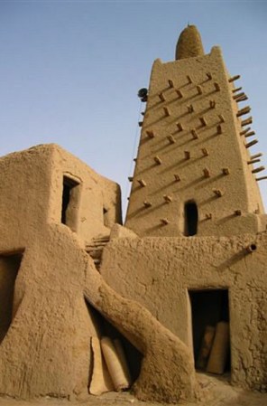 En Tombuctú ya dejaron de existir este verano la milenaria Puerta del fin del mundo de la gran mezquita de Sidi Yahia (la creencia local aseguraba que no se abriría hasta el Día del Juicio Final) y el mausoleo del santo Sidi Mahmud