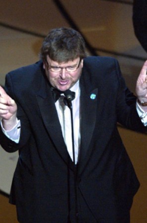Michael Moore, al recibir el Oscar a Mejor Documental por "Bowling for Columbine", en vez de agredecer se dedicó a criticar el gobierno de George W. Bush, hasta que lo silenciaron con la música.