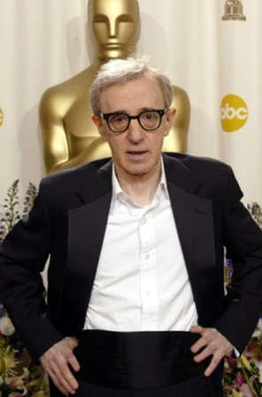 Nunca había participado Woody Allen de la ceremonia de los Oscar a pesar de haber sido numerosas veces nominado de haber, incluso, ganado un Oscar. Sin embargo, apareció sorpresivamente en el 2002 para presentar un corto en homenaje a Manhattan, su ciudad predilecta, tras los atentados de 9/11.
