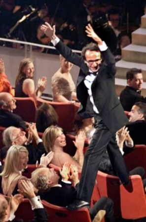 Roberto Begnini nos hizo reír y emocionar al saltar entre la gente, por sobre las butacas, gritando desaforado, tras mencionar a "La vita e bella" como mejor película extranjera.