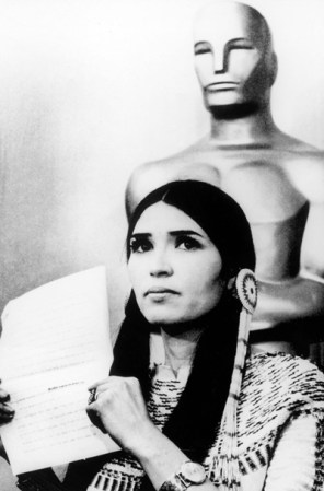 Sacheen Littlefeather, una nativa norteamericana, rechaza la estatuilla a Mejor Actor en representación de Marlon Brando (quien no asistió ni a la ceremonia) por la película "The Godfather".