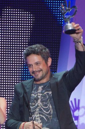 ¡Alejandro Sanz! Durante el año de la serpiente, no debe distraerse ni dejar las cosas para mañana, porque se verá enredado en un sinfín de dificultades ¡Nada de flojera!