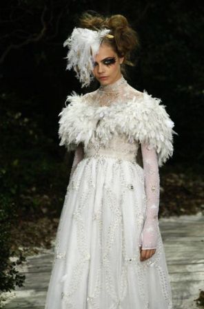También en La Semana de la Moda de Paris, Chanel presentó un look con muchas plumas y un maquillaje súper osado ¿Te atreves a maquillarte los ojos así?