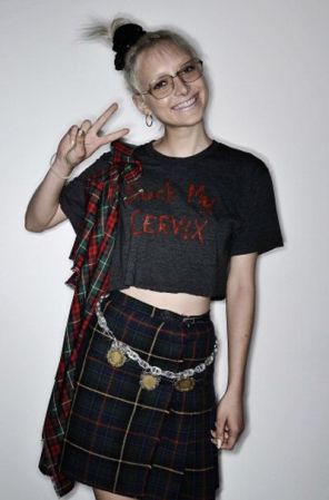 Esta chica parece recién salida de un baile irlandés. Sin embargo, estaba por desfilar para la firma Ashish durante la Semana de la Moda de Londres en septiembre pasado